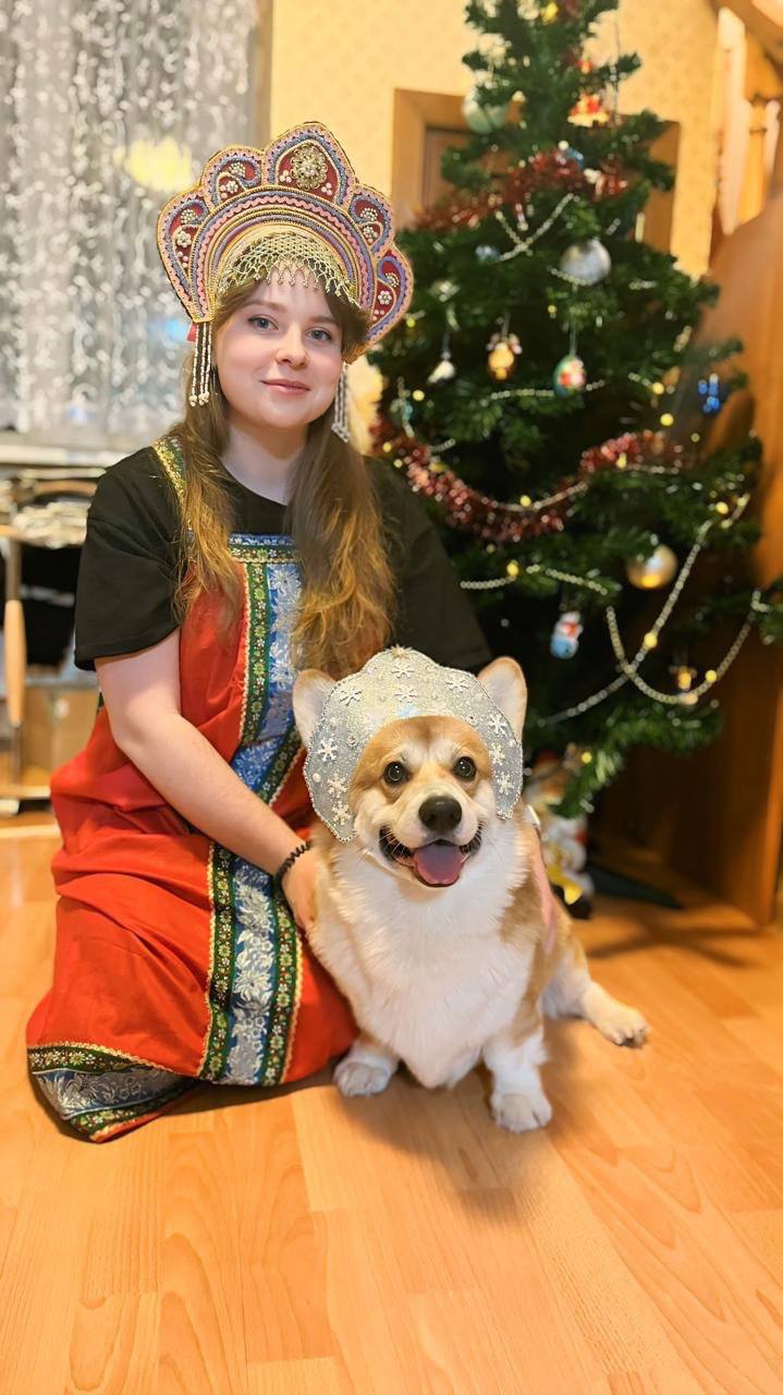 Катя в кокошнике с корги